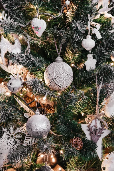 Vertikální Detailní Záběr Krásné Stříbrné Ozdoby Slavnostním Vánočním Stromečku — Stock fotografie