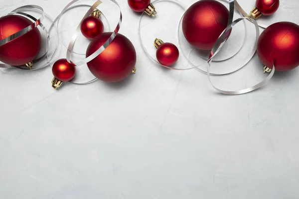 Gri Arka Planda Kırmızı Noel Toplarının Üst Görüntüsü — Stok fotoğraf