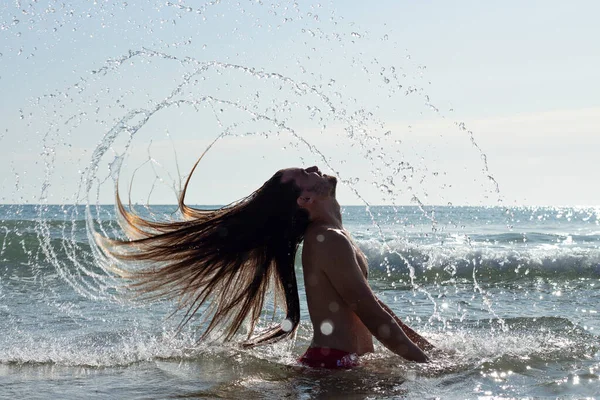 Zbliżenie Młodego Mężczyzny Długimi Włosami Robiącego Salto Wodzie — Zdjęcie stockowe