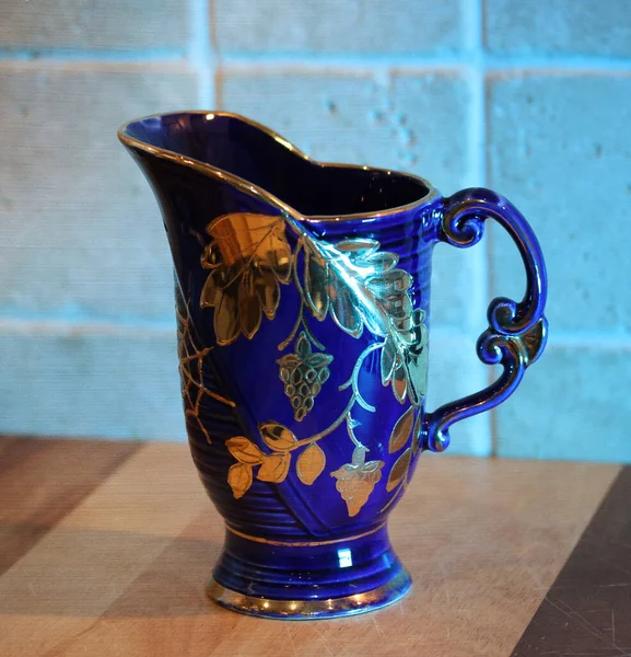 Gros Plan Vase Bleu Vintage Sur Table Sous Les Lumières — Photo