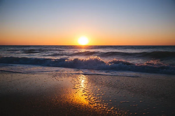 Het Prachtige Uitzicht Een Zonsondergang Het Strand — Stockfoto