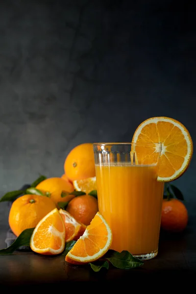 Imagen Vaso Zumo Naranja Fresco Junto Conjunto Naranjas Mandarinas Listas — Foto de Stock