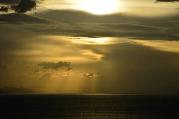 Los Rayos Dorados Del Sol Sobre Océano Atardecer — Foto de Stock