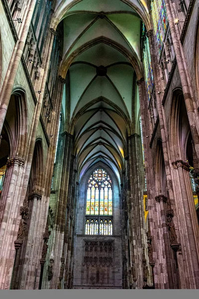 アーチ型の天井ロングハウスケルン大聖堂のインテリアビュー ケルン ドイツ — ストック写真