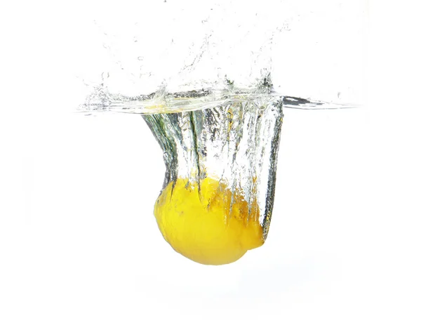 Close Limão Fresco Caindo Água Fundo Branco — Fotografia de Stock