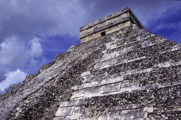 Niski Kąt Strzał Świątyni Kukulcan Pod Błękitnym Niebem Chichen Itza — Zdjęcie stockowe