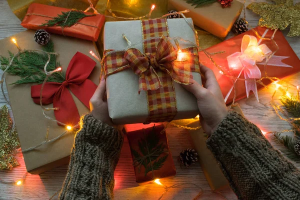 크리스마스 선물을 조명과 선물을 — 스톡 사진