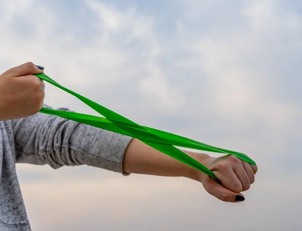 Een Close Shot Van Een Vrouwelijke Hand Stretching Een Groene — Stockfoto