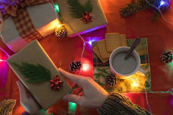 Uma Mão Segurando Pequeno Presente Natal Embalado — Fotografia de Stock