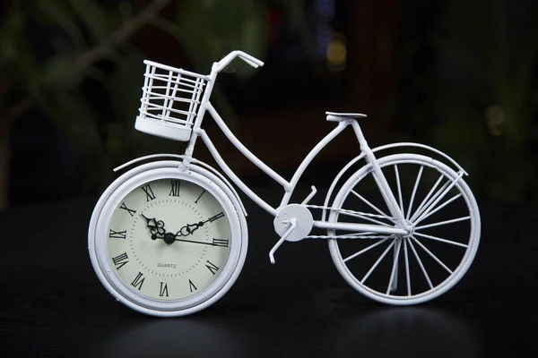 黑色背景上的自行车钟的特写 — 图库照片