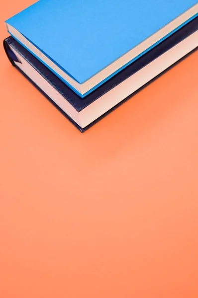 Primo Piano Dei Libri Con Copertina Rigida Sulla Superficie Arancione — Foto Stock