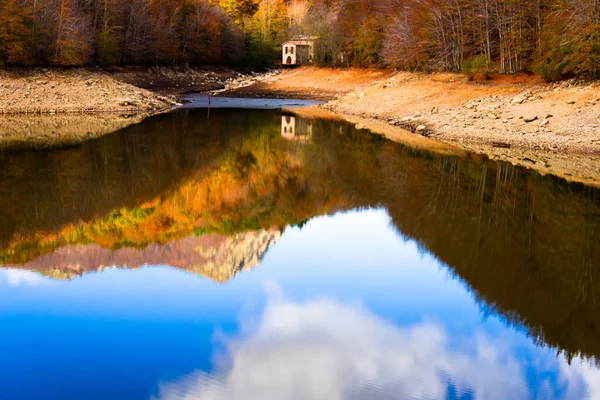 Eine Hauslandschaft Der Nähe Des Sees Umgeben Von Herbstbäumen Wald — Stockfoto