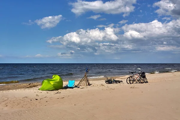 Rowery Zaparkowane Plaży Morza Bałtyckiego Przy Zielonym Namiocie Fotelu Plażowym — Zdjęcie stockowe