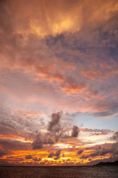 Disparo Vertical Cielo Nublado Durante Una Impresionante Puesta Sol Sobre — Foto de Stock