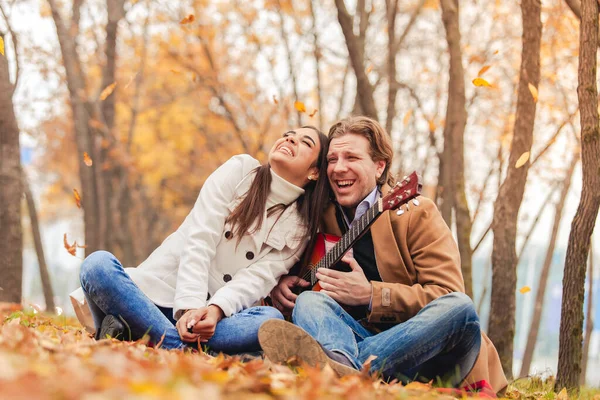 Jovem Casal Com Guitarra Divertindo Parque Outono — Fotografia de Stock