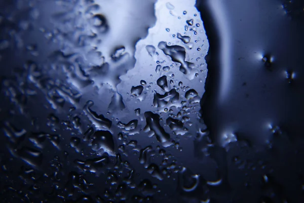 Glasyta Med Reflekterande Vattendroppar — Stockfoto