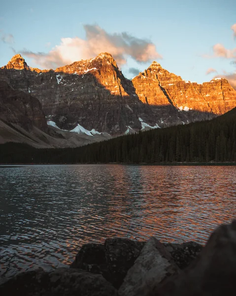 Tiro Vertical Lago Moraine Das Montanhas Scenic Parque Nacional Banff — Fotografia de Stock