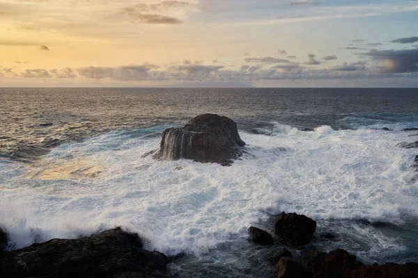 在大加那利群岛 一个美丽的泡沫波击中了一个岩石海岸 — 图库照片