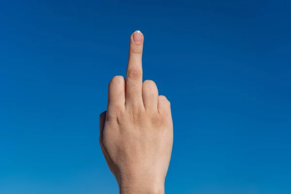 Eine Nahaufnahme Von Fuck You Hand Sign Vor Blauem Himmel — Stockfoto