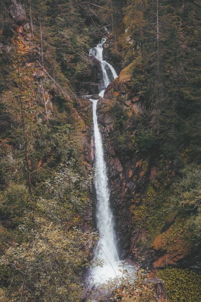 Tiro Vertical Majestoso Uma Cachoeira Longa Alta Que Flui Sobre — Fotografia de Stock