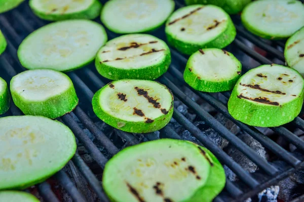 Gros Plan Courgettes Coupées Morceaux Sur Barbecue — Photo