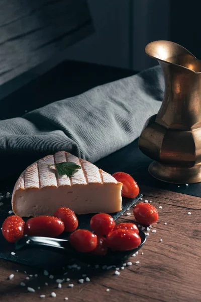 Primer Plano Del Tradicional Queso Brie Francés Con Tomates Frescos —  Fotos de Stock