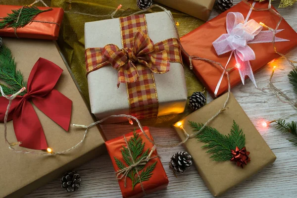 Uma Caixa Presente Natal Com Luzes Uma Mesa Madeira — Fotografia de Stock