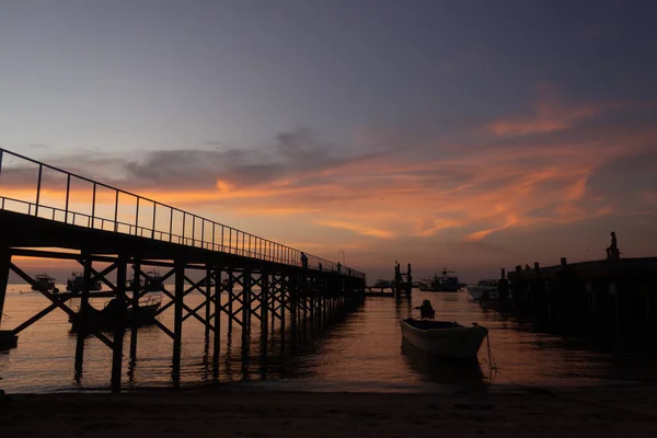 Величественный Снимок Закатного Облака Над Портом Лодками Силуэтом Деревянного Моста — стоковое фото