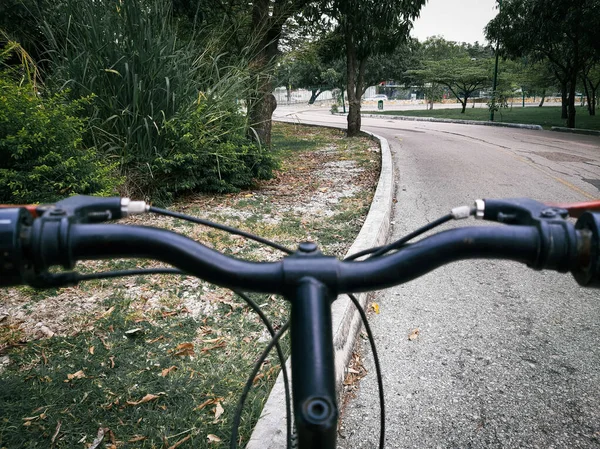 从骑在路上的自行车舵上选择性地瞄准射击 — 图库照片