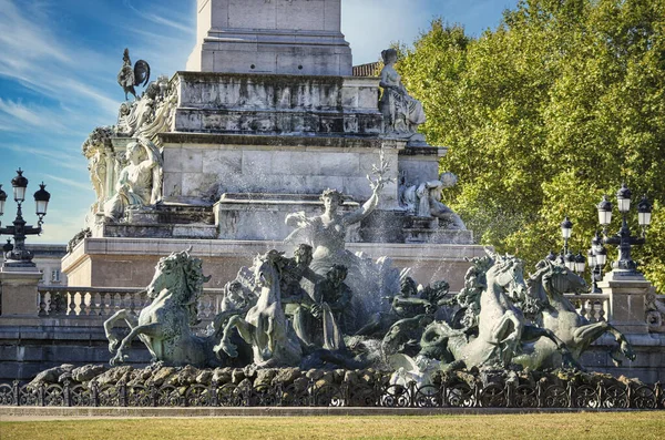 フランス ボルドーのAux Girondins記念碑の噴水の彫刻 — ストック写真