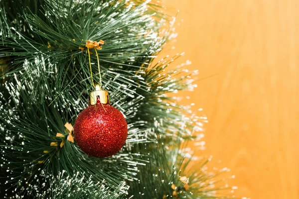 Close Ornamento Vermelho Uma Árvore Natal Sob Luzes — Fotografia de Stock