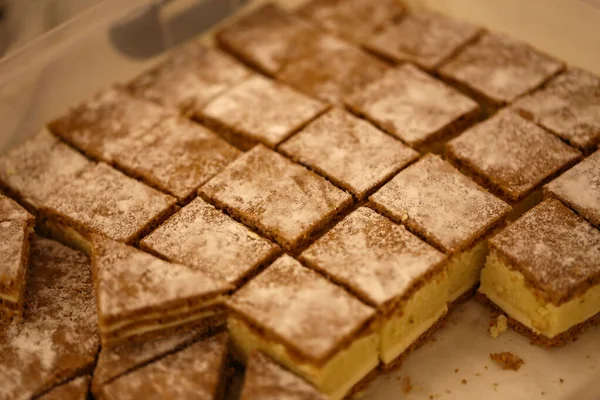 Gros Plan Sélectif Gâteau Chocolat Brun Tranché Cubes — Photo