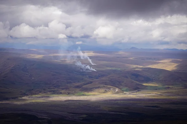 Panoramiczne Ujęcie Malowniczego Pagórkowatego Terenu Malowniczym Chmurowym Krajobrazem Tle — Zdjęcie stockowe
