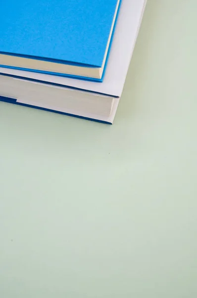Primo Piano Dei Libri Con Copertina Rigida Sulla Superficie Verde — Foto Stock
