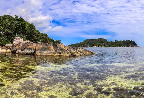 Красивый Панорамный Снимок Пляжа Сейшельских Островов Солнечный День Ясным Шлягером — стоковое фото