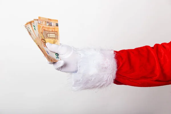 Zdjęcie Bliska Świętego Mikołaja Trzymającego Banknoty Euro — Zdjęcie stockowe