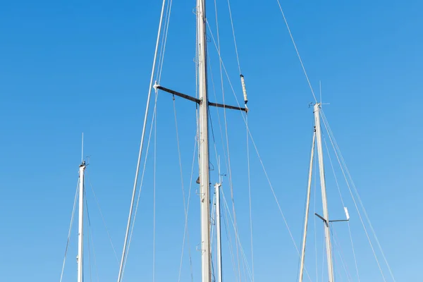Kilátás Jacht Tetején Árboc Egy Tiszta Kék — Stock Fotó