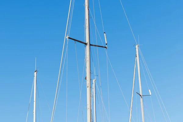 Een Uitzicht Van Jacht Topmast Een Heldere Blauwe Lucht — Stockfoto