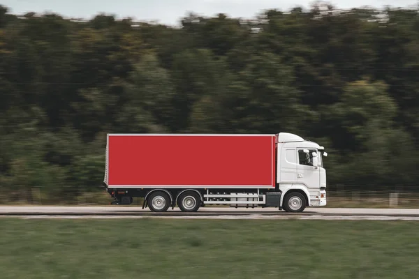 Ein Roter Lkw Fährt Auf Der Asphaltstraße — Stockfoto