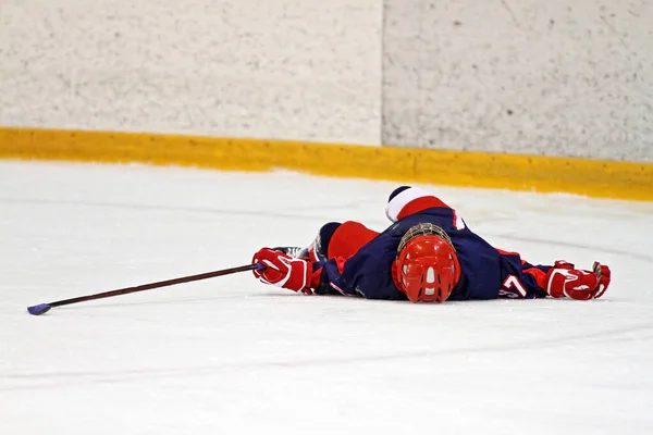 Een Ijshockeyspeler Ligt Ijsbaan — Stockfoto