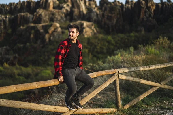 Фотография Молодого Человека Сидящего Деревянных Перилах Парке — стоковое фото