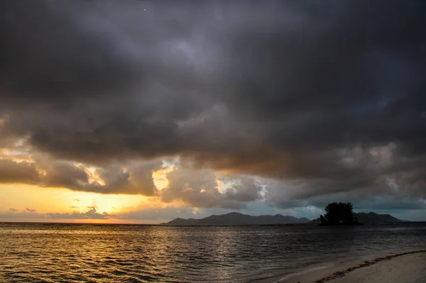 Paisaje Del Mar Bajo Cielo Nublado Durante Puesta Del Sol — Foto de Stock