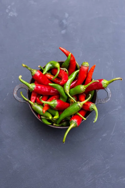 Een Verticaal Bovenaanzicht Van Groene Rode Hete Chili Pepers Een — Stockfoto