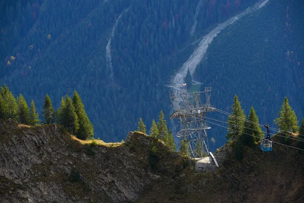 Schöne Baumaufnahme Einem Berghang Der Nähe Des Walmendingerhorns Mittelberg Österreich — Stockfoto
