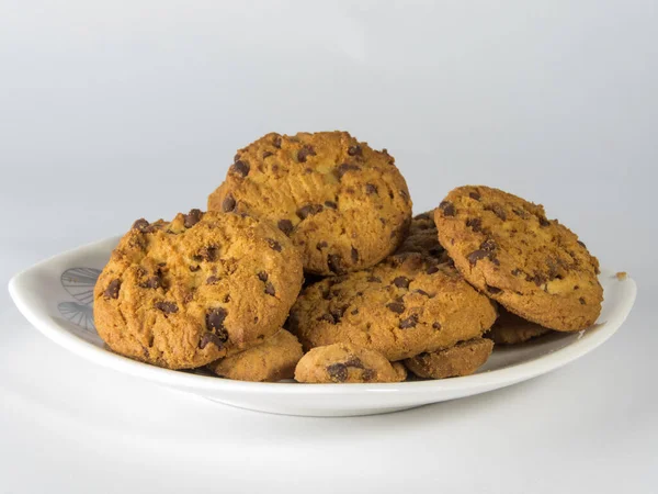 Primer Plano Galletas Chocolate Recién Horneadas Platillo Aislado Sobre Fondo — Foto de Stock