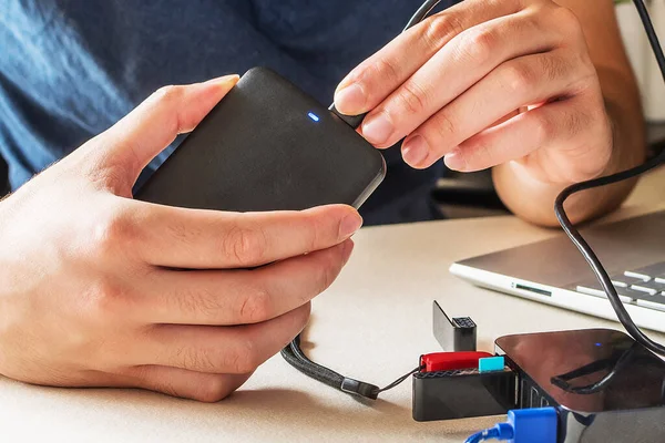 Uma Mão Masculina Conectando Disco Rígido Com Cabo Usb Computador — Fotografia de Stock