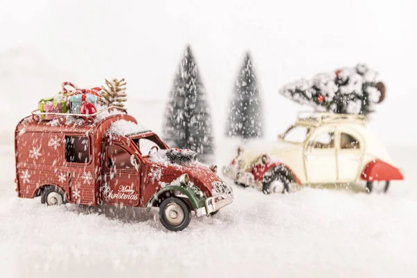 Close Pequenos Brinquedos Carro Neve Artificial Com Pequenas Árvores Natal — Fotografia de Stock