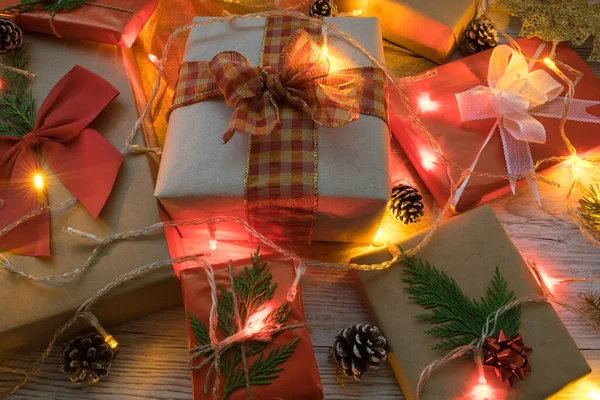 Close Von Verschiedenen Weihnachtsgeschenken Und Farbigen Lichtern — Stockfoto