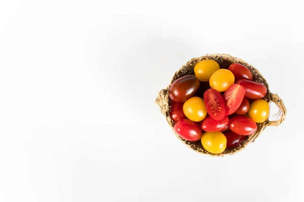Primer Plano Coloridos Tomates Cherry Canasta Aislados Sobre Fondo Blanco — Foto de Stock