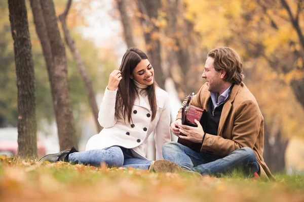 Jovem Casal Parque Durante Outono Cantando Divertindo Com Guitarra — Fotografia de Stock